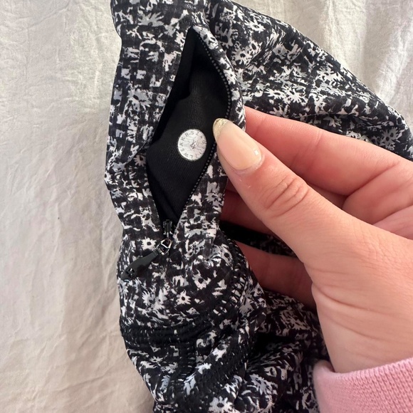 Lululemon black and white leggings - Picture 4 of 4